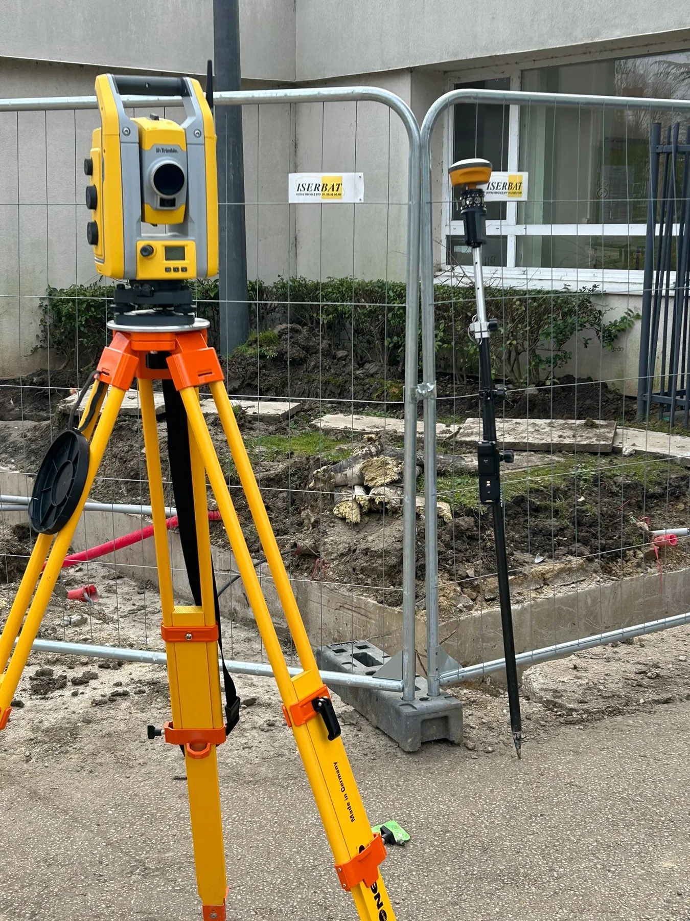 Station totale et récepteur GNSS sur un chantier