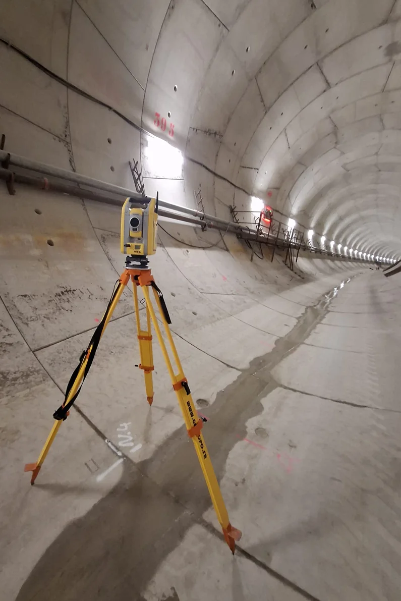 Station topographique en intervention dans un tunnel